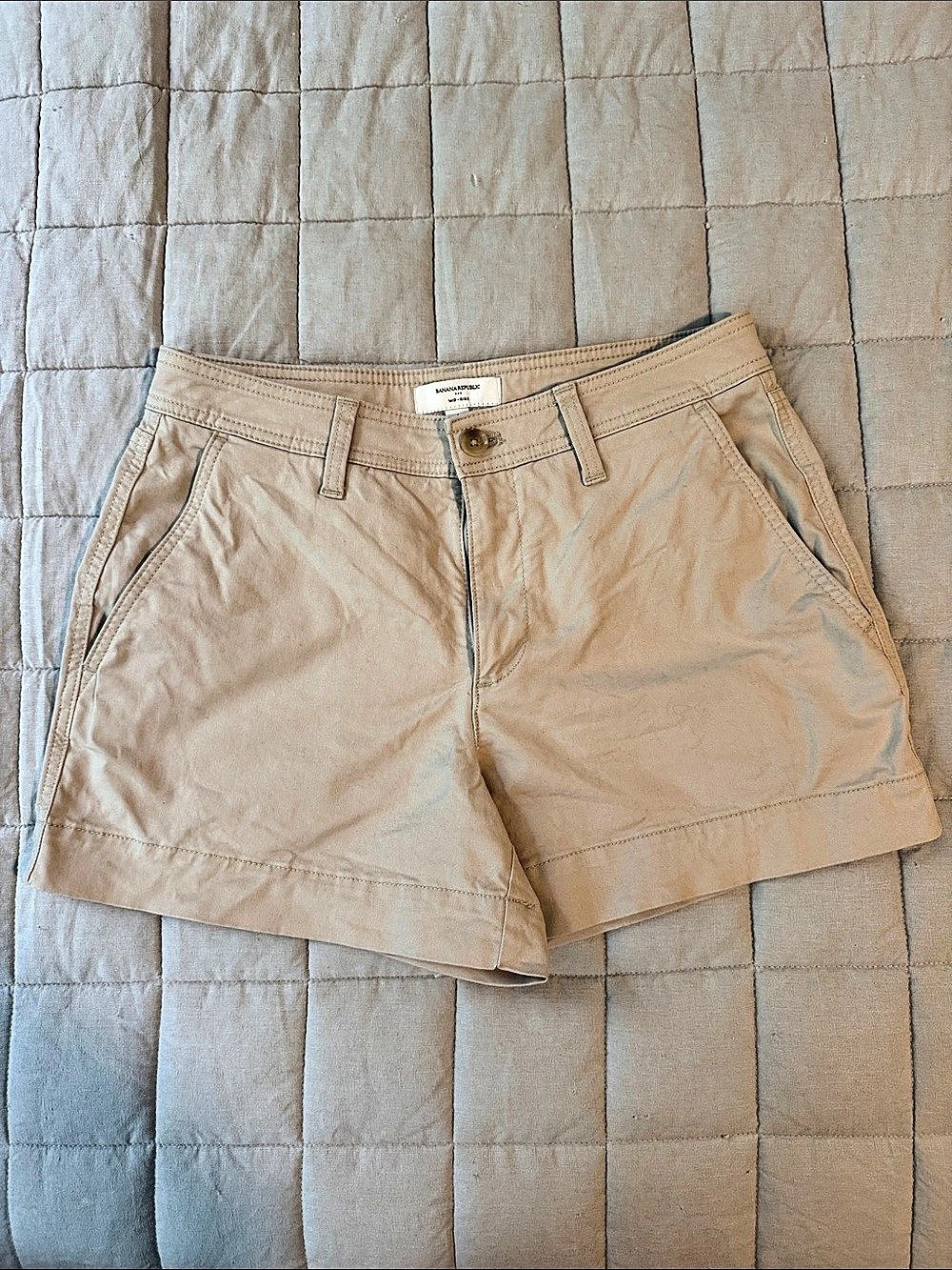 Banana Republic Mid-Rise Cargo Shorts Cargo Shorts Beige Size 4